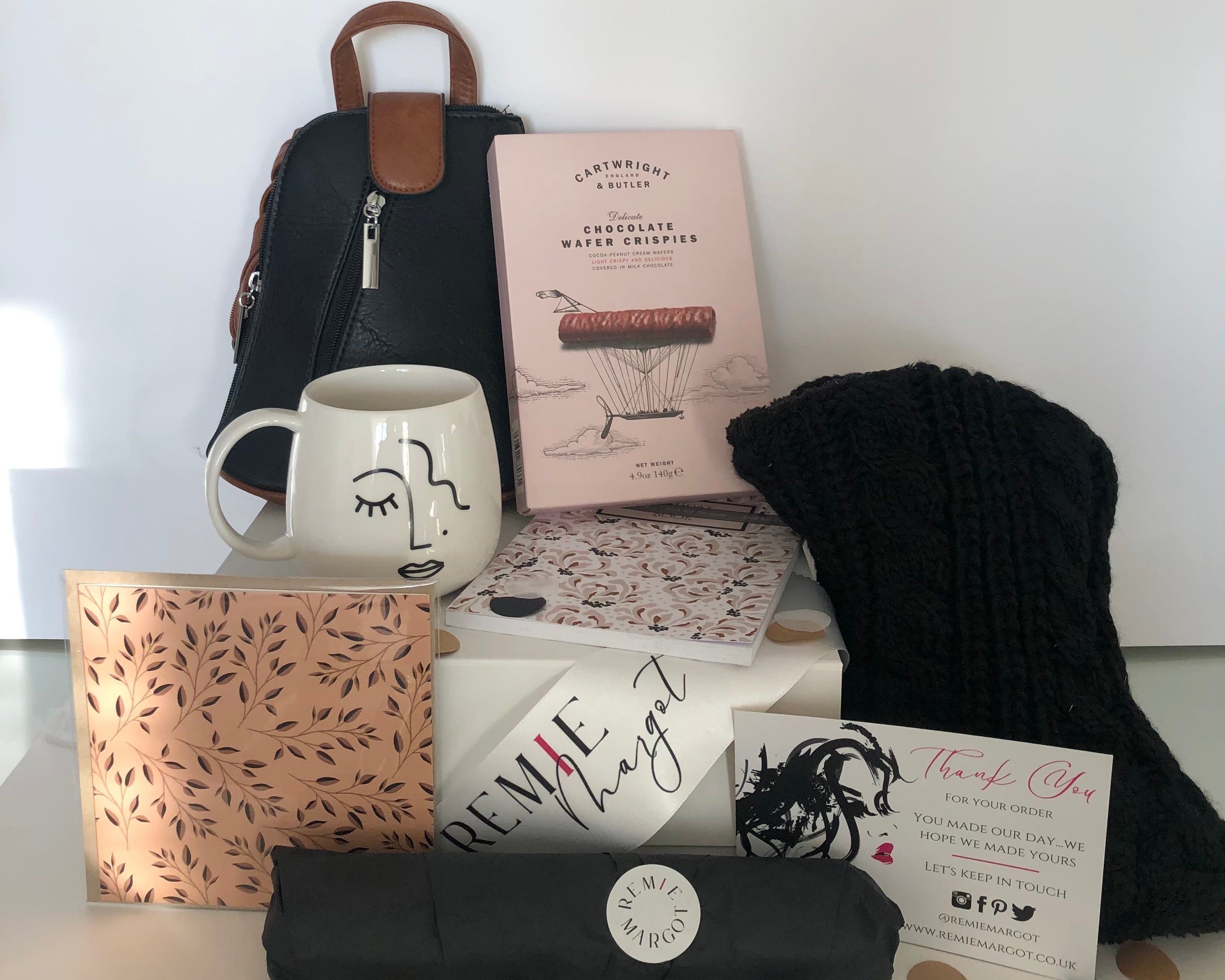Autumn gift box, including a mug, chocolate wafers, a backpack, a birthday book, a snood and an umbrella